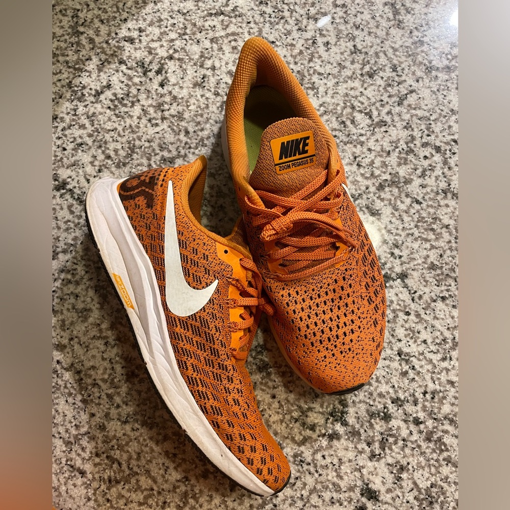 Men’s Size 8.5 Nike Tennessee Volunteers Team Issue Shoes